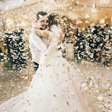 1st dance of couple in reception