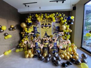 thematic balloons decor, birthday table decorations